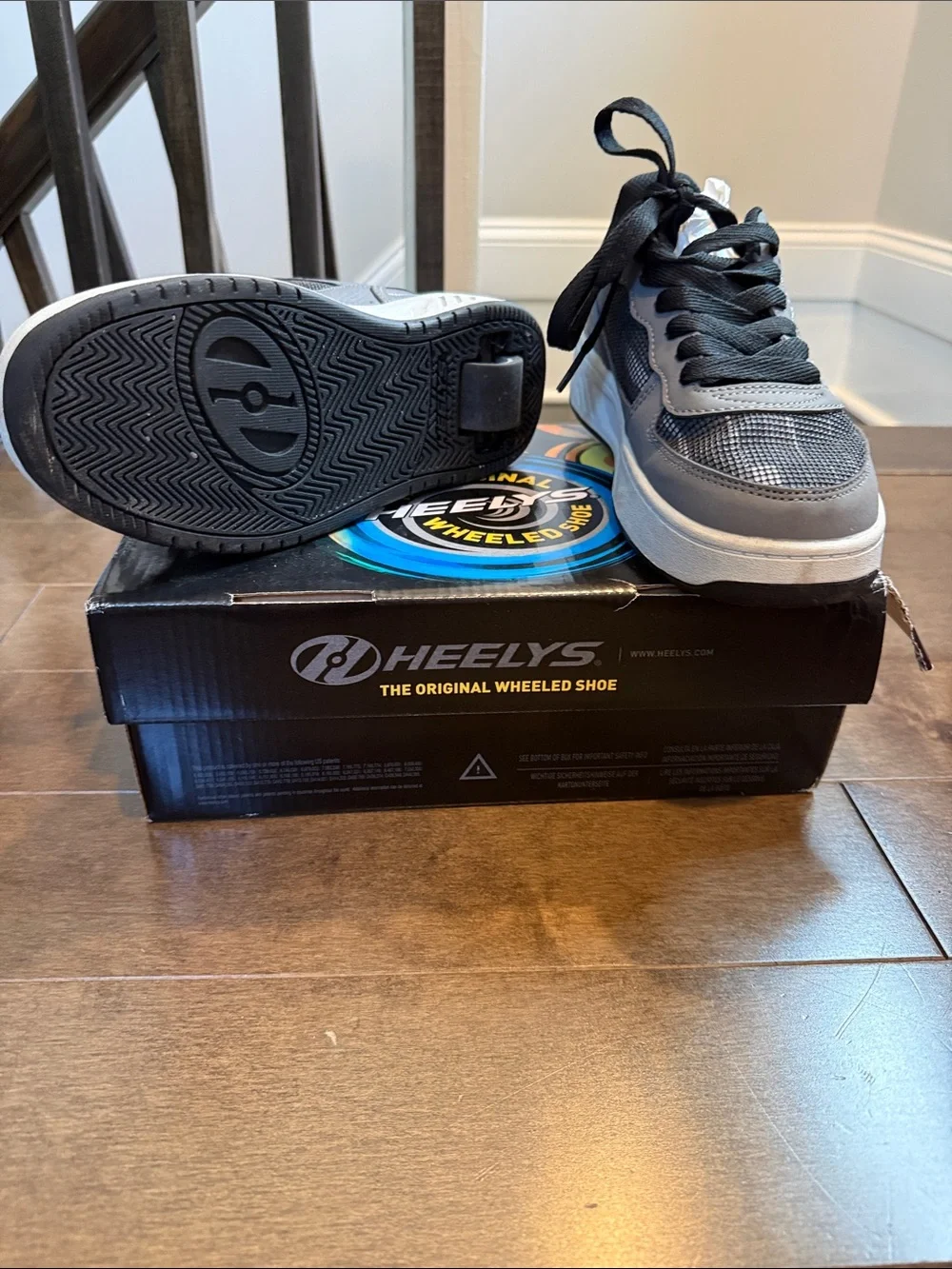 Heelys Men’s Gray Low-Top Wheeled Sneakers with Black Laces